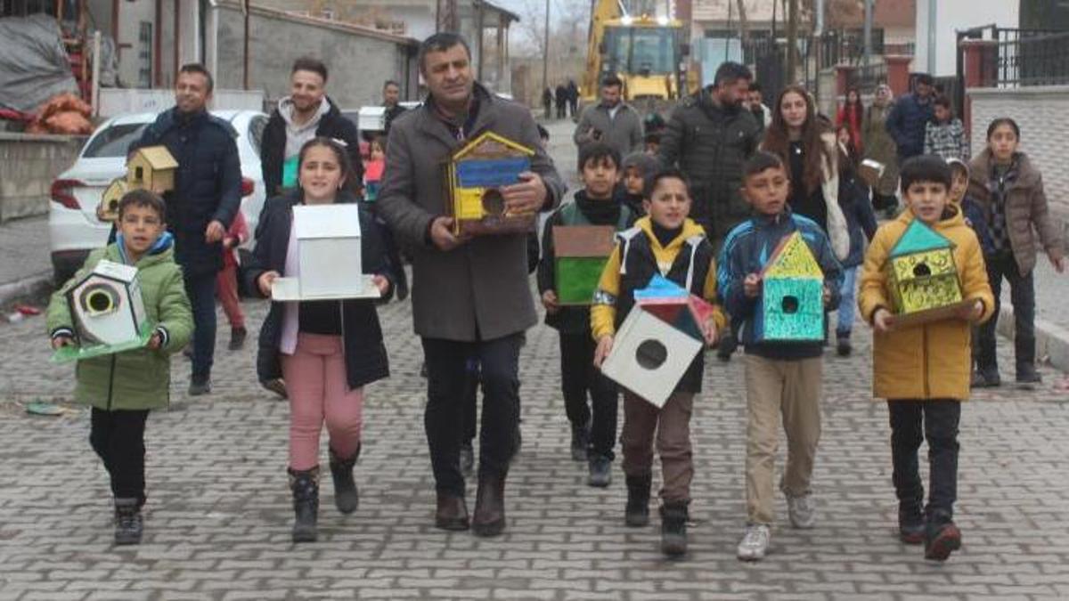 Özalplı ilkokul öğrencilerinden örnek proje: 150 kuş evi yaparak çeşitli noktalara bıraktılar