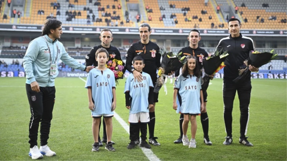 Sahalarda görmek istediğimiz hareketler! Süper Lig maçında hakemlere çiçek verdiler