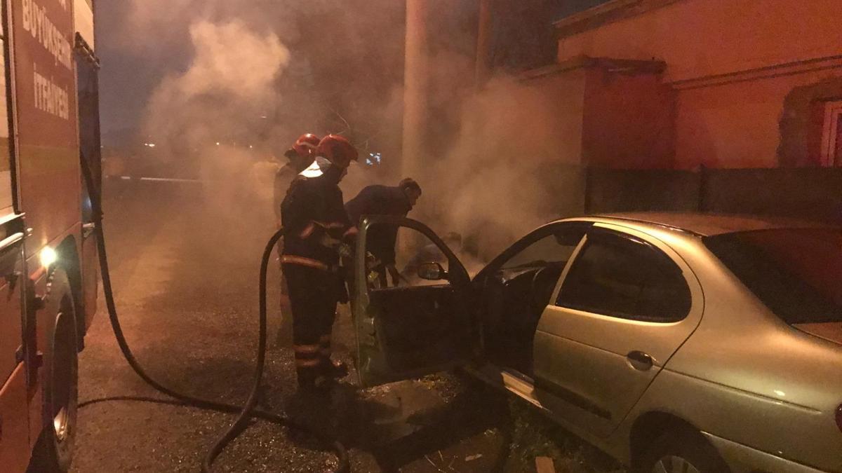 Sakarya'da ağabeyinin aracını yakıp, kurşun yağdırdı