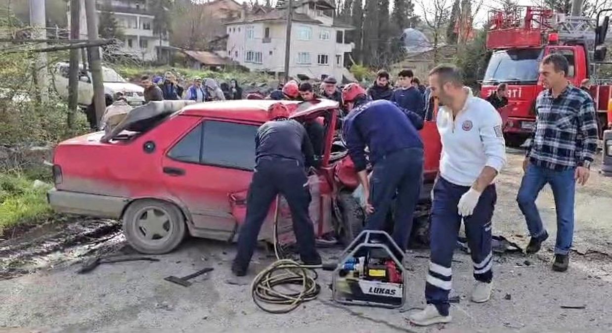 Sapanca'da kafa kafaya çarpışan otomobillerde 3 kişi yaralandı