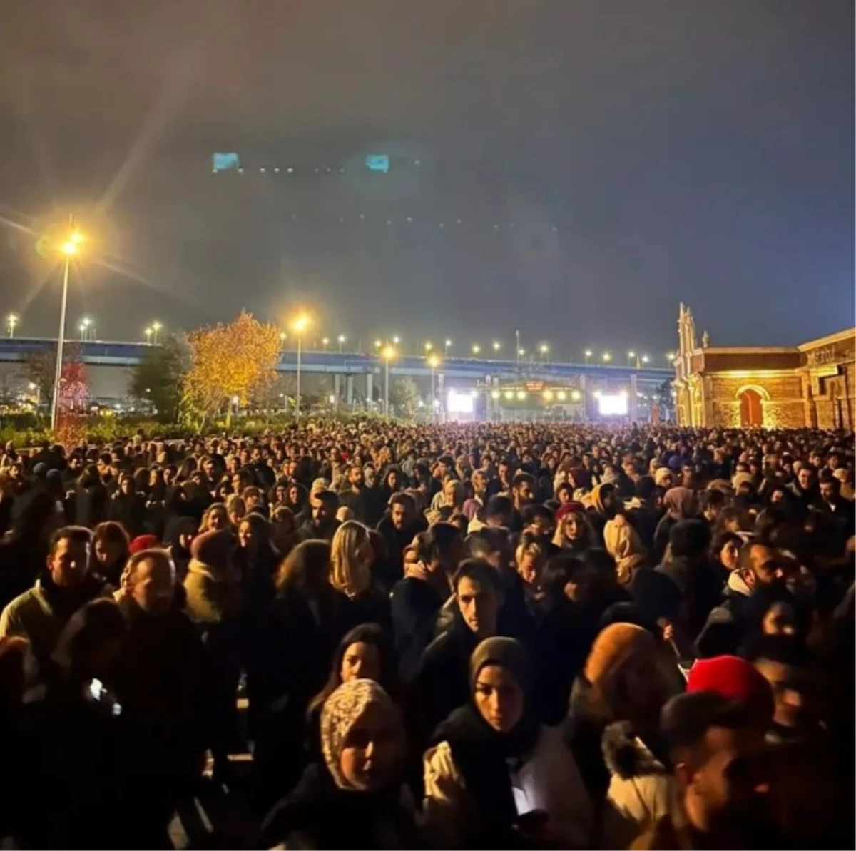 Şarkıcı Melike Şahin, rüzgar gerekçesiyle Feshane'deki konsere çıkmadı