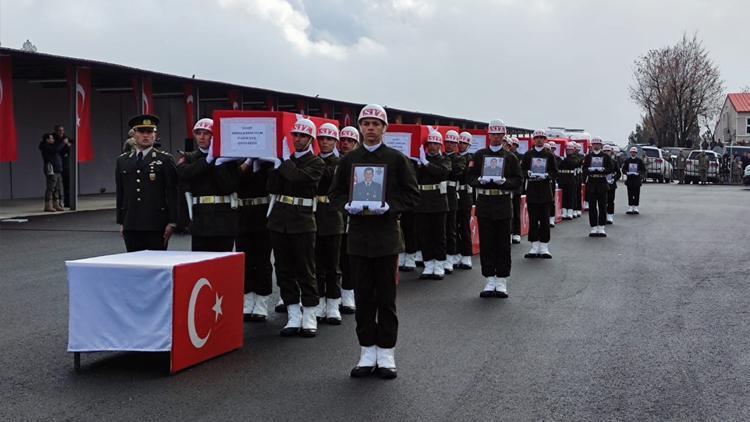 Şehitlerimiz son yolculuğuna uğurlanıyor... Şırnak'taki törene Bakan Güler de katıldı