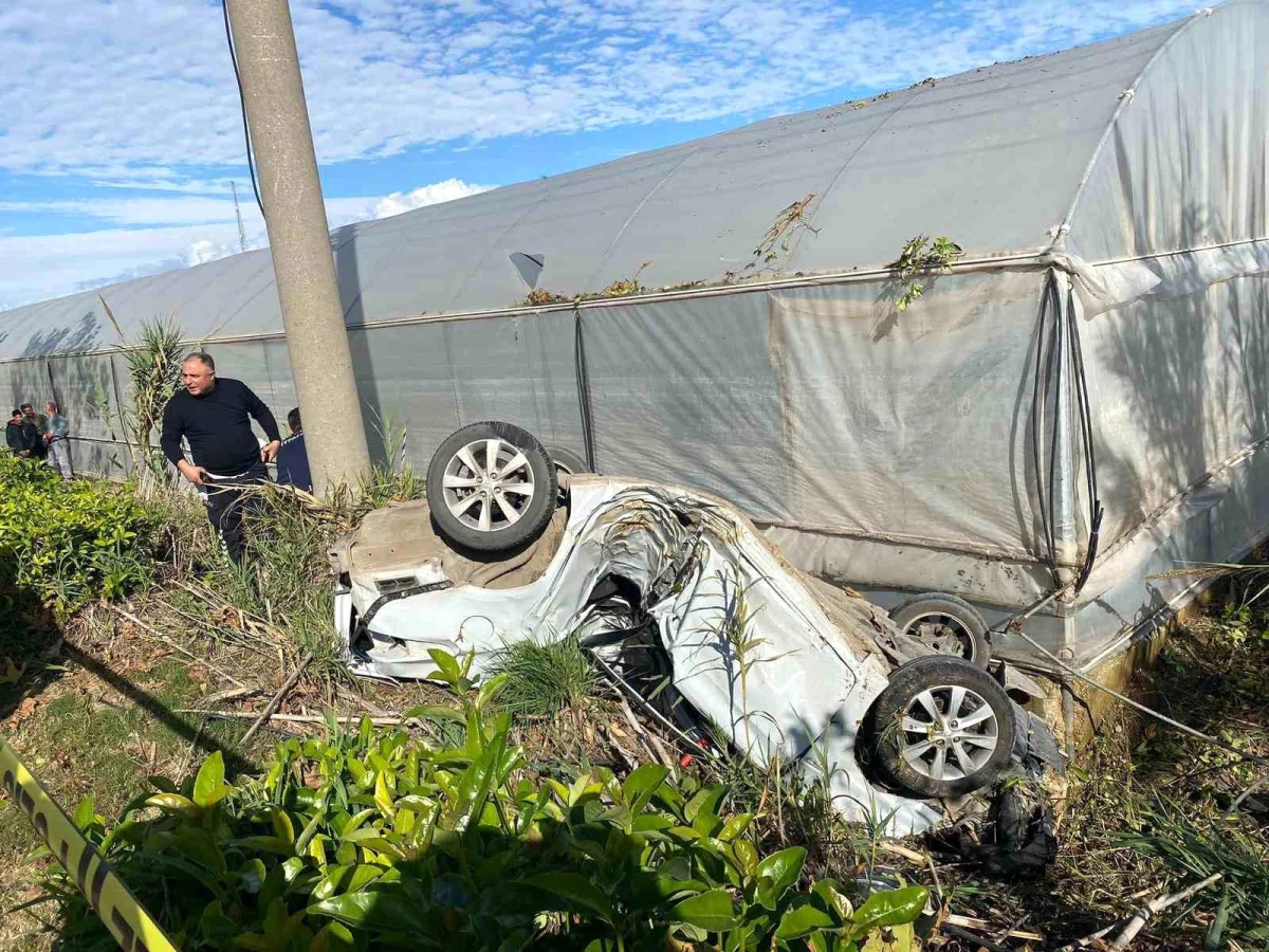 Serik'te Beton Direğe Çarpan Otomobilin Sürücüsü Hayatını Kaybetti