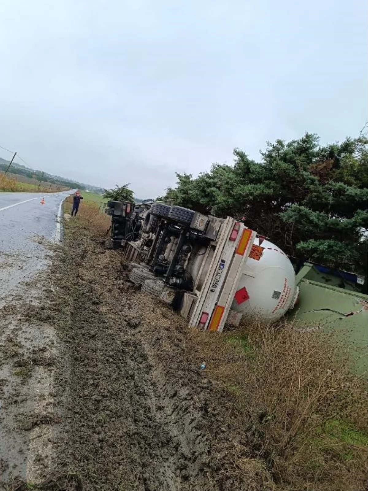 Silivri'de tanker devrildi