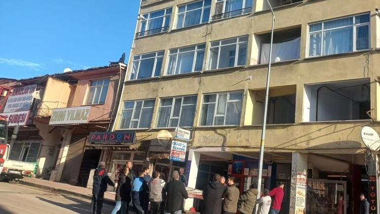 Sinop'ta intihar girişimi! Belediye başkanı devreye girdi, yakalayarak aşağı indirdi