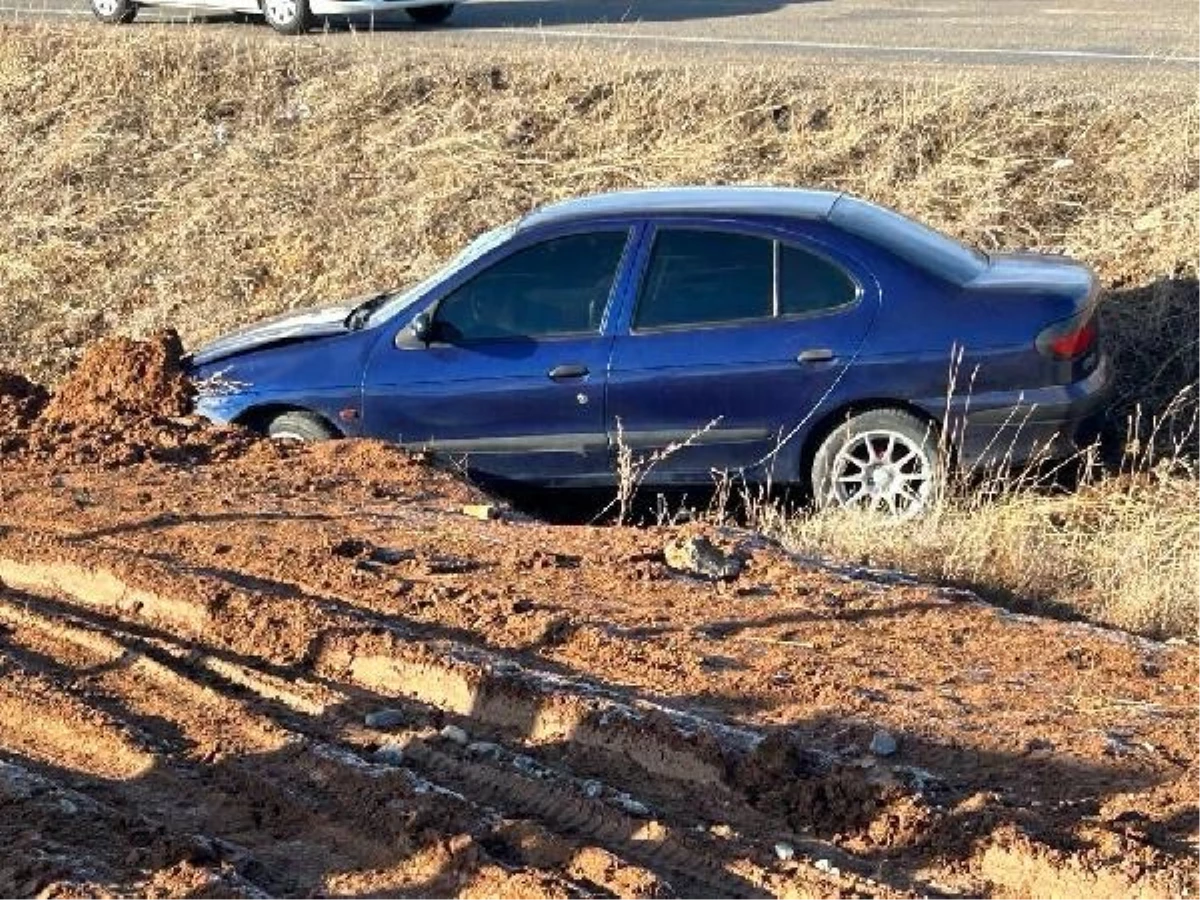 Sivas'ta Otomobil Şarampole Düştü, 5 Kişi Yaralandı