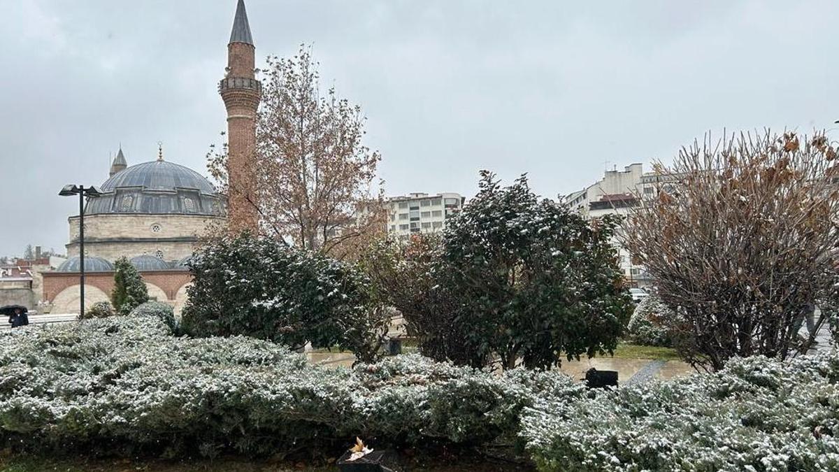 Sivas'ta sokaklar beyaza büründü