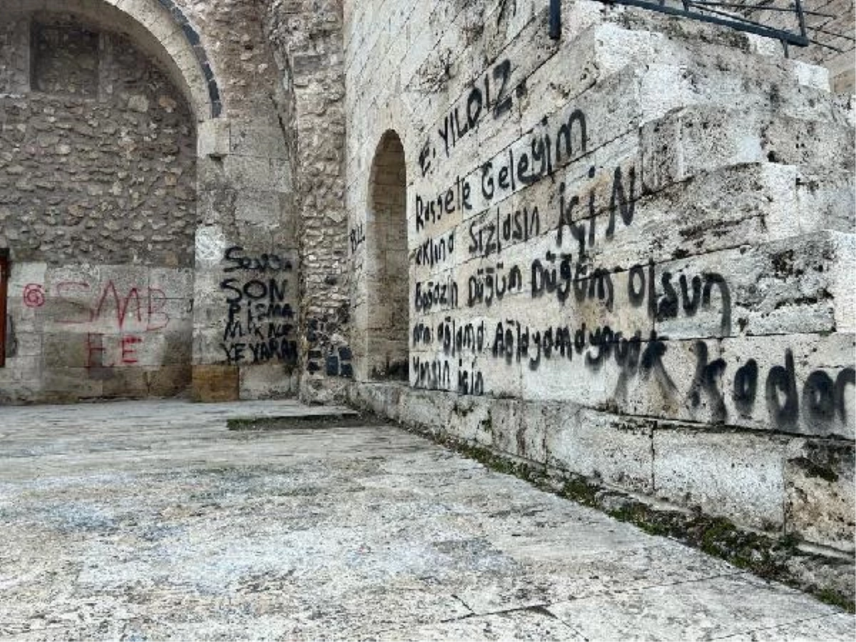 Sivas'ta Tarihi Medreseye Sprey Boya İle Zarar Veren Şüpheliler Yakalandı