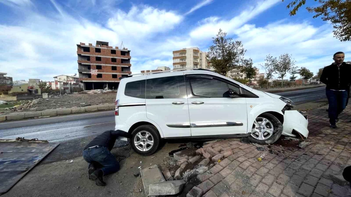 Siverek'te Otomobil ile Hafif Ticari Araç Çarpıştı: 4 Yaralı