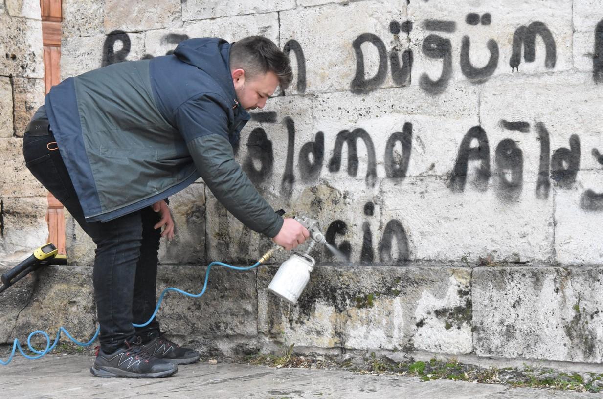 Tarihi medresedeki sprey boyalı yazılar boya çürütme tekniğiyle silindi