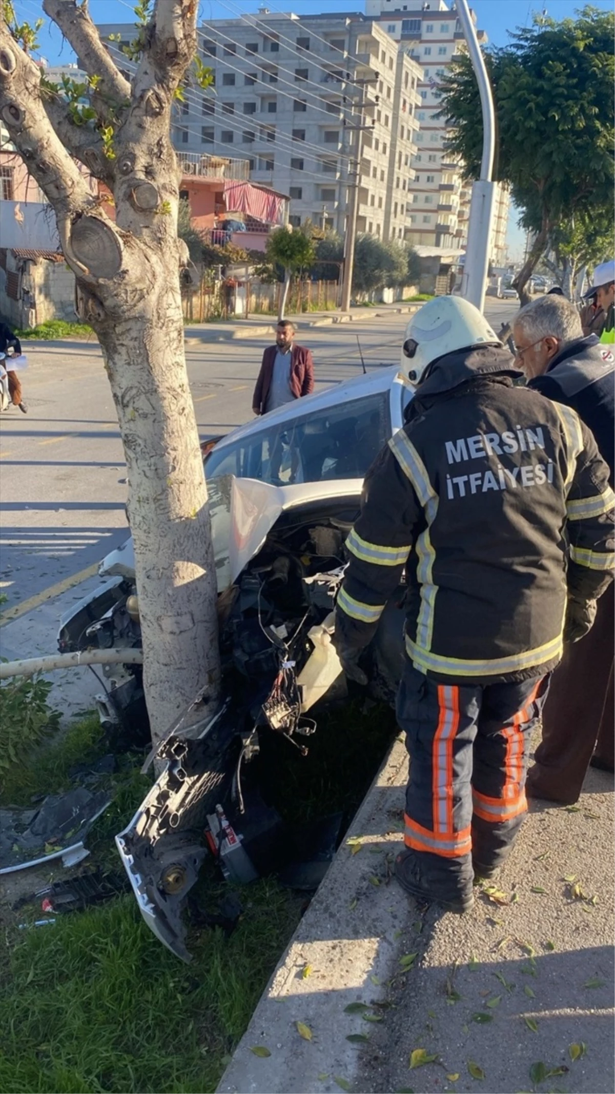 Tarsus'ta Ağaca Çarpan Otomobilde Sıkışan Sürücü Kurtarıldı