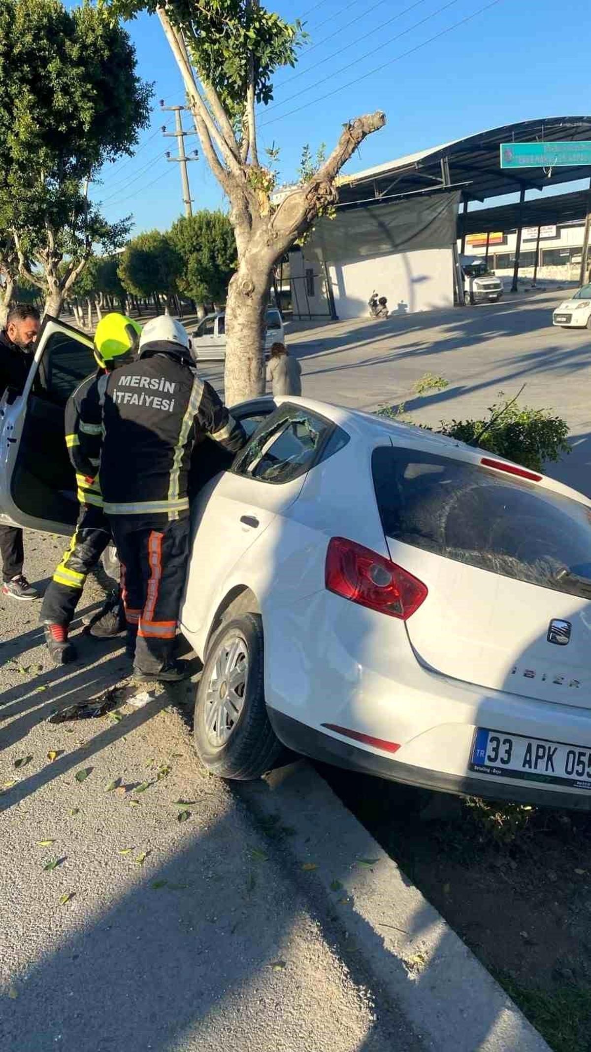 Tarsus'ta Kontrolden Çıkan Otomobilde Yaralanan Sürücü