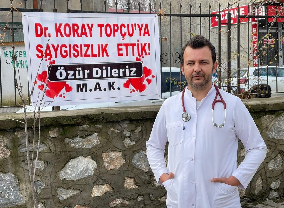 Tartıştıkları doktordan böyle özür dilediler: 'Sabah gelirken gördüğüm pankarttaki yazı çok hoşuma gitti'