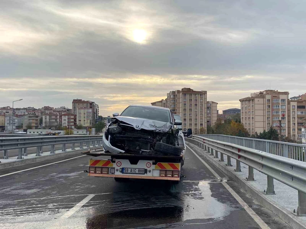 Tekirdağ'da Kaygan Yolda Kaza: Otomobil Refüje Çarptı