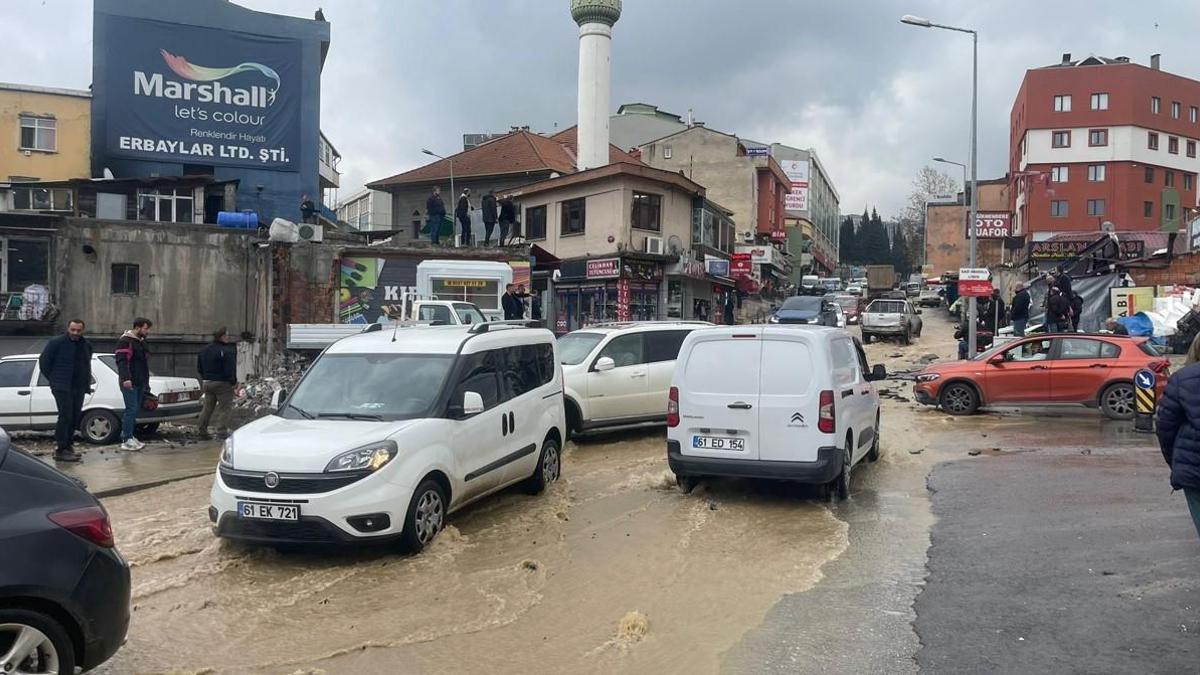 Trabzon'da su borusu patladı, iş yerlerini su bastı