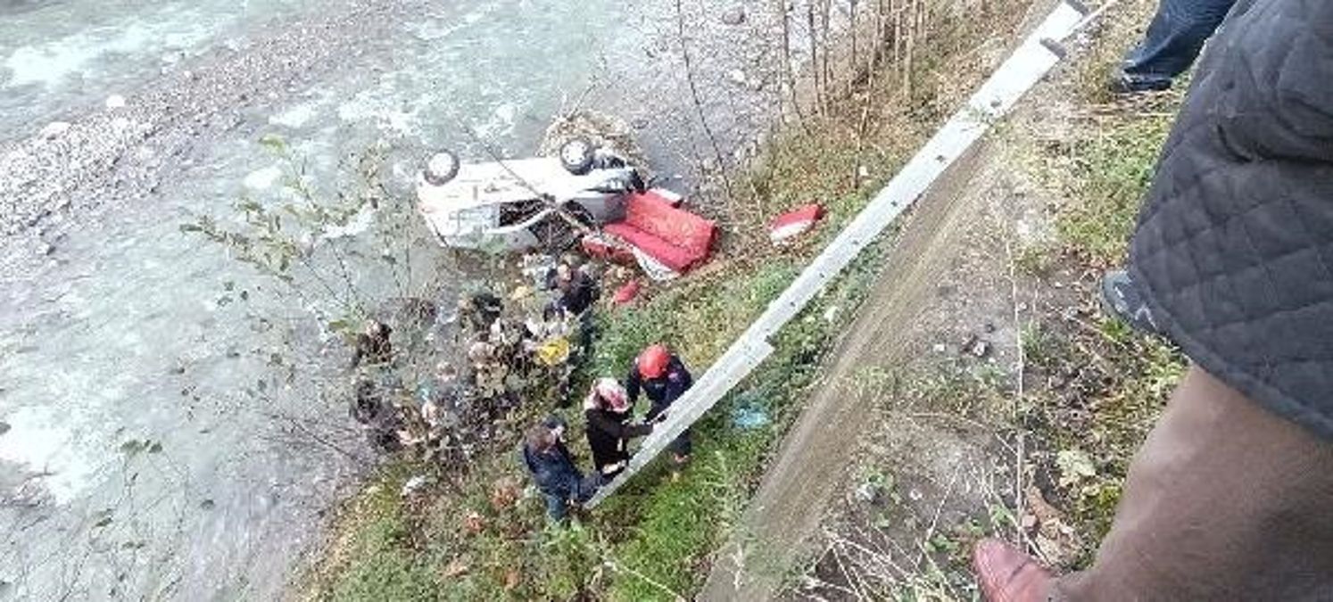 Trabzon'da Sürücü Adayının Kontrolünü Kaybettiği Otomobil Dereye Uçtu