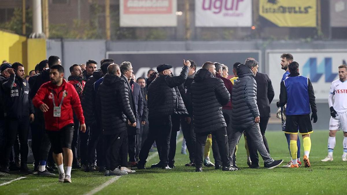 Trabzonspor maçında sahadan çekilen İstanbulspor'u bekleyen ceza! İşte Futbol Müsabaka Talimatı'nın ilgili maddesi...