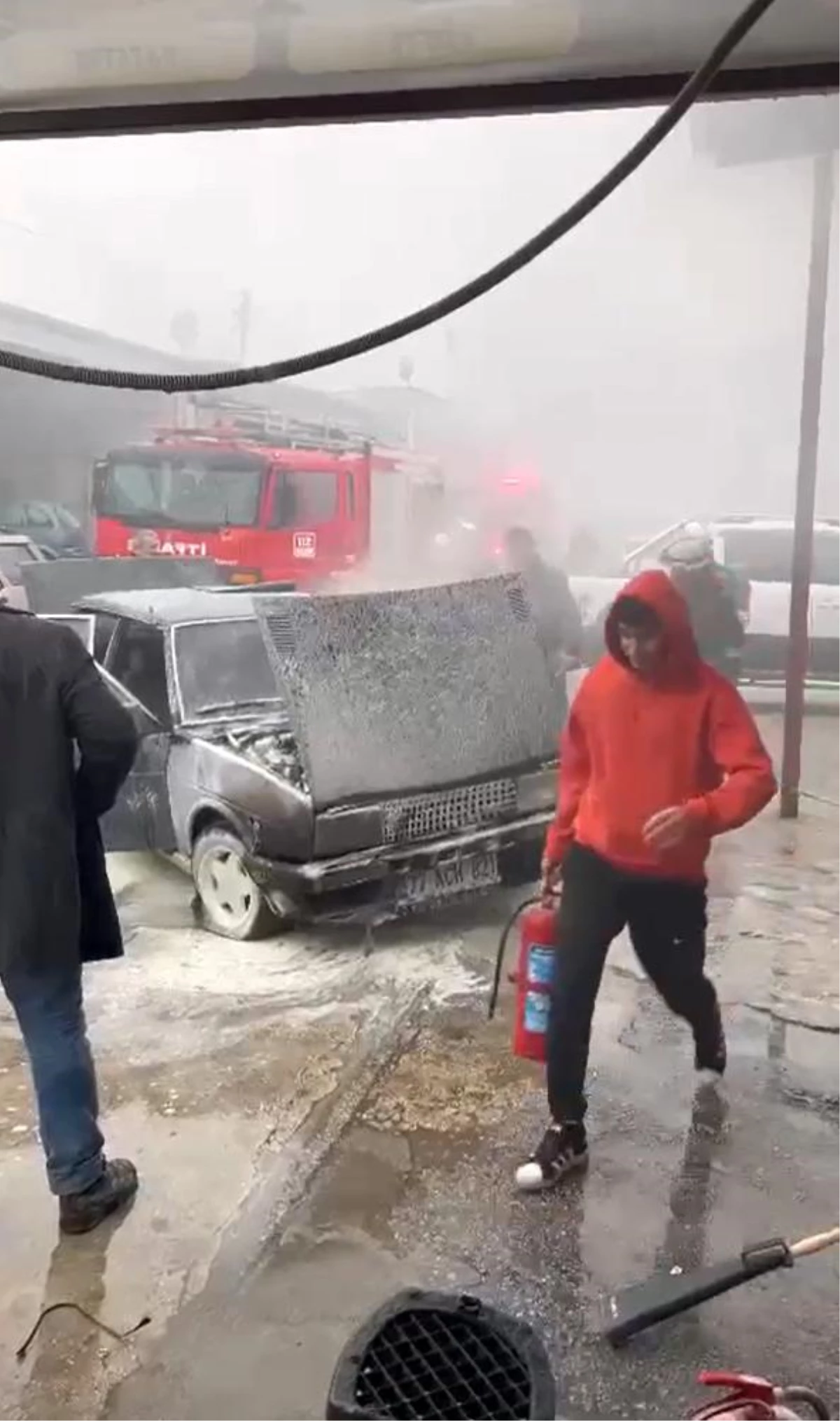 Yalova'da sanayi sitesinde otomobil yangını