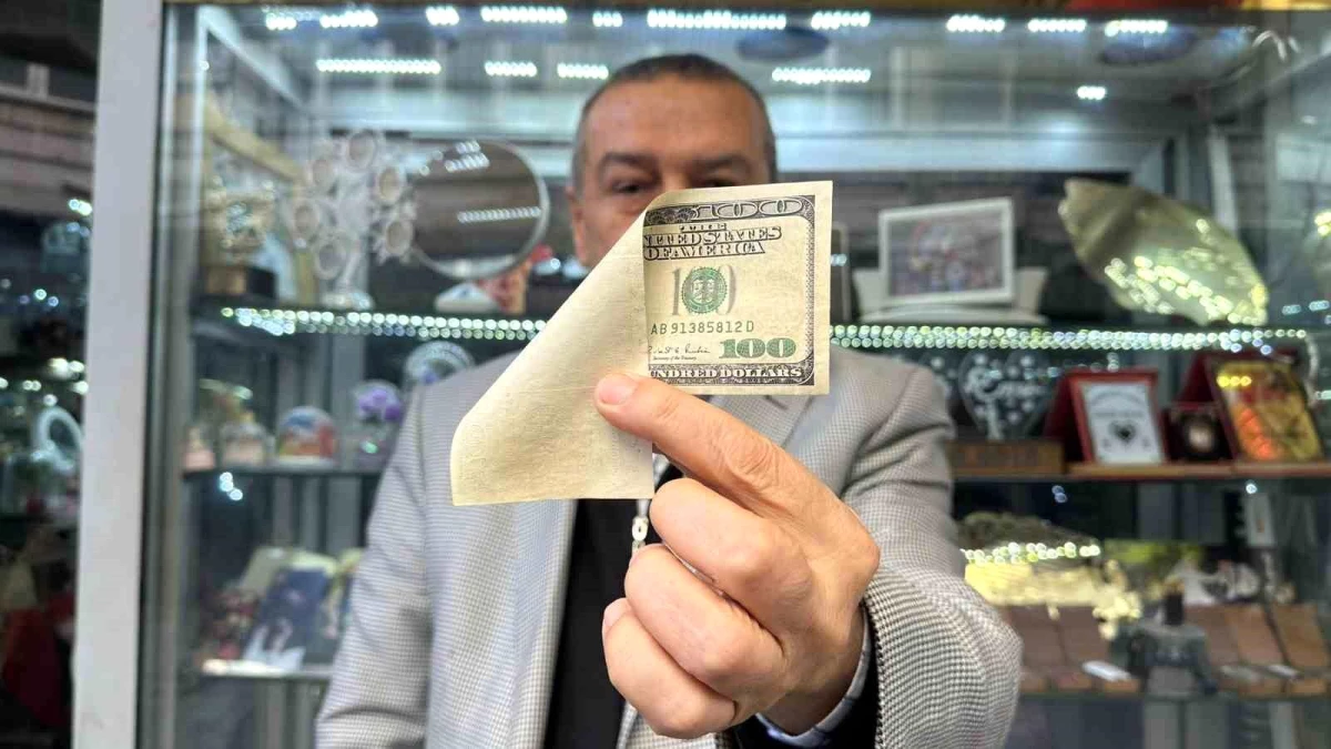 Yerde görseniz sahte diye almazsanız! Elinde tuttuğu 100 dolar için küçük bir servet istiyor