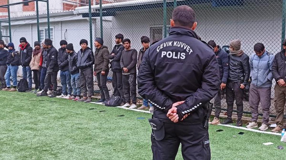 Yol kontrolünde yakalandılar! TIR'ın dorsesinden 61 kaçak göçmen çıktı