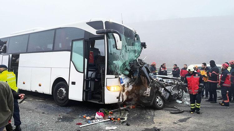 Zincirleme sis faciası! 7 araç birbirine girdi: 10 ölü 61 yaralı