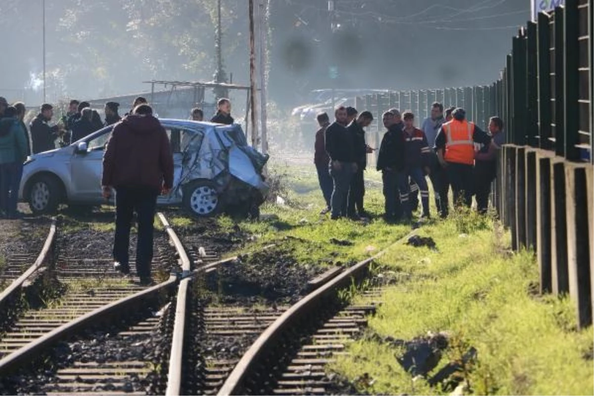 Zonguldak'ta trenin çarptığı otomobilde 3 kişi yaralandı