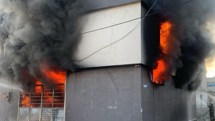 Adana'da fabrika yangını: Çok sayıda itfaiye ekibi sevk edildi