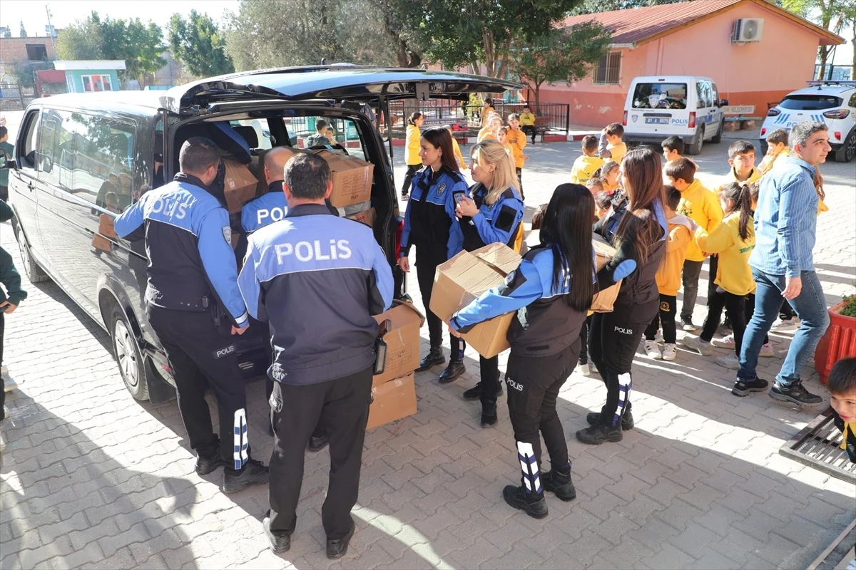 Adana'da Polisler İlkokul Öğrencilerine Yardım Etti