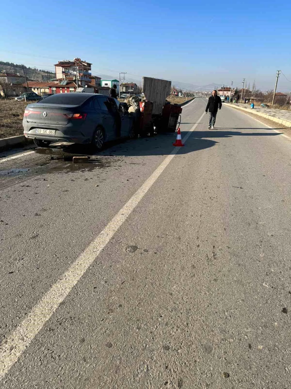 Afyonkarahisar'da otomobil ile traktörün çarpıştığı kazada 5 kişi yaralandı