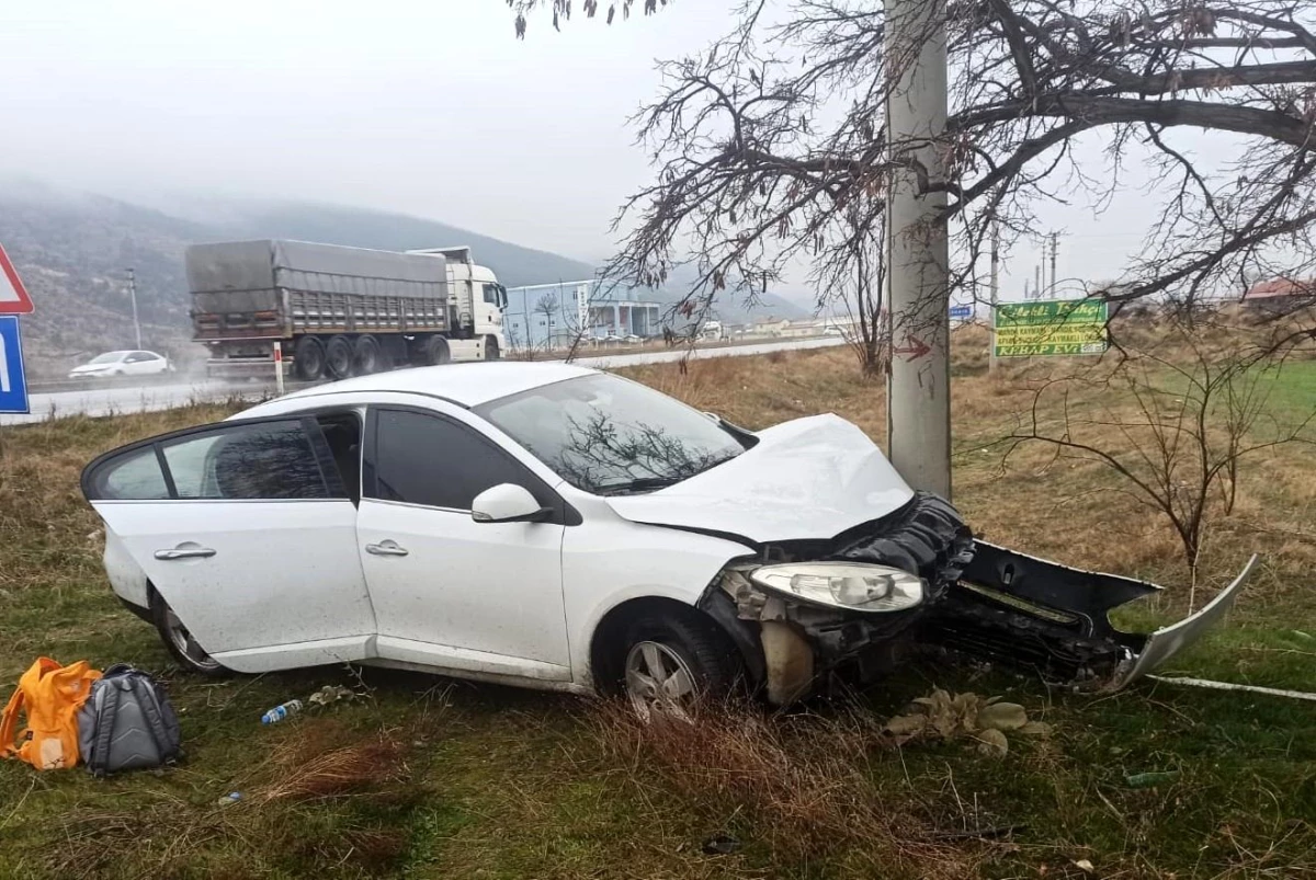 Afyonkarahisar'da Otomobil Şarampole Çarptı: 3 Kişi Yaralandı