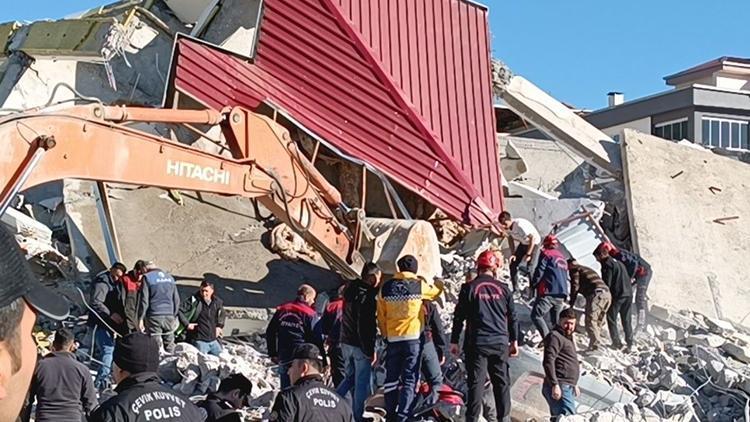 Ağır hasarlı bina yıkım sırasında iş makinesinin üzerine devrildi, operatör enkaz altında kaldı