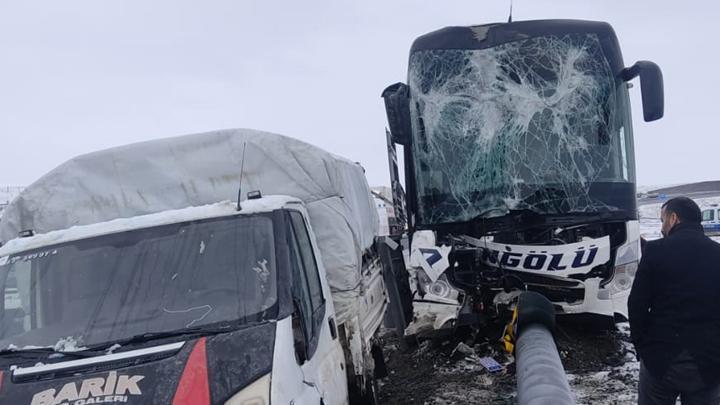 Ağrı'da yolcu otobüsünün kamyonete çarptığı kazada, 11 kişi yaralandı