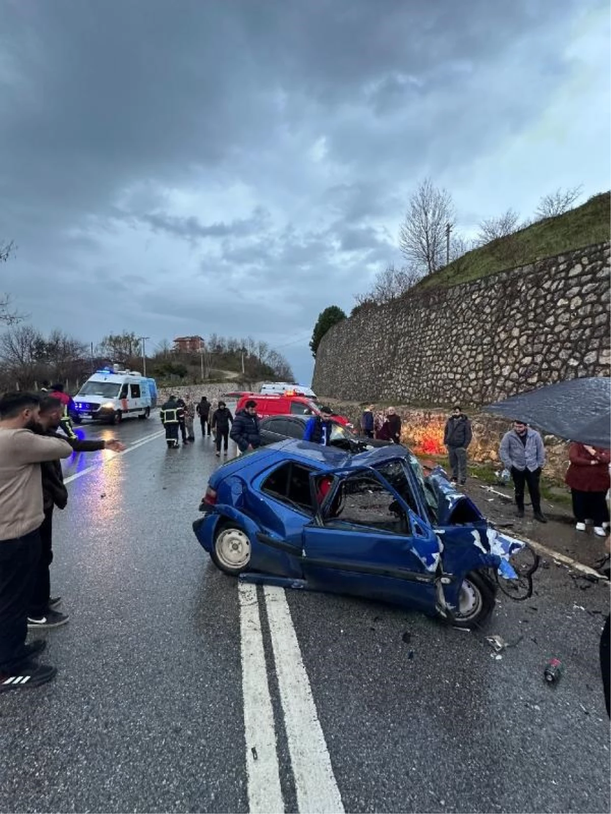 Akçakoca'da kafa kafaya çarpışan otomobillerde 1 ölü, 2 yaralı