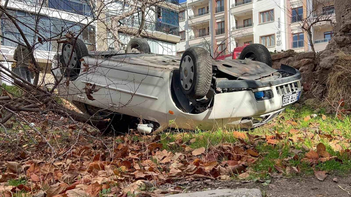 Aksaray'da Gaz Pedalı Takılan Otomobil Kontrolden Çıkarak Bahçeye Takla Attı