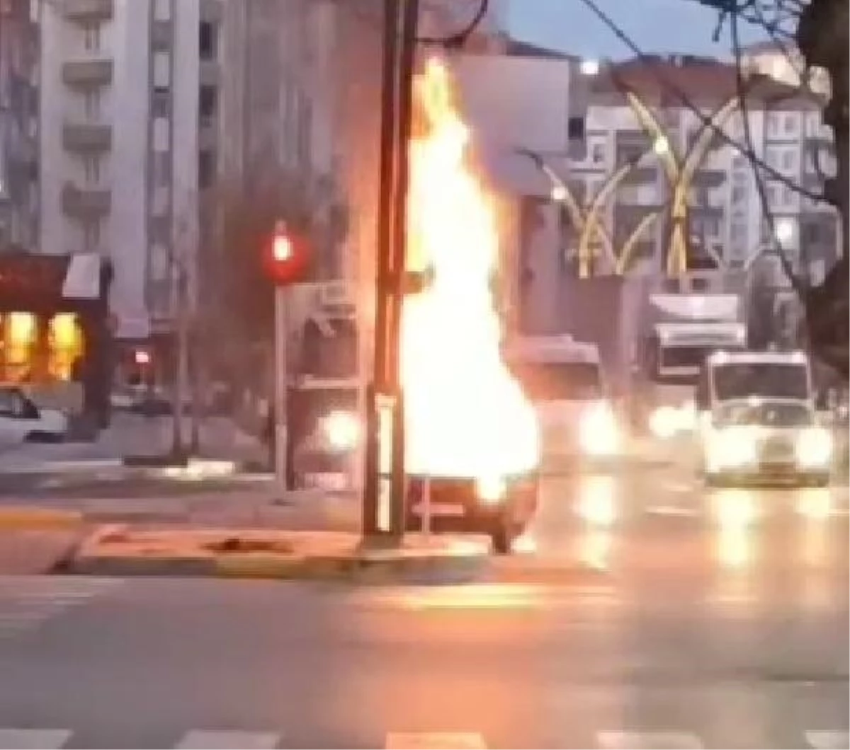 Aksaray'da Otomobil Alev Aldı, Sürücü Yanıklarla Hastaneye Kaldırıldı