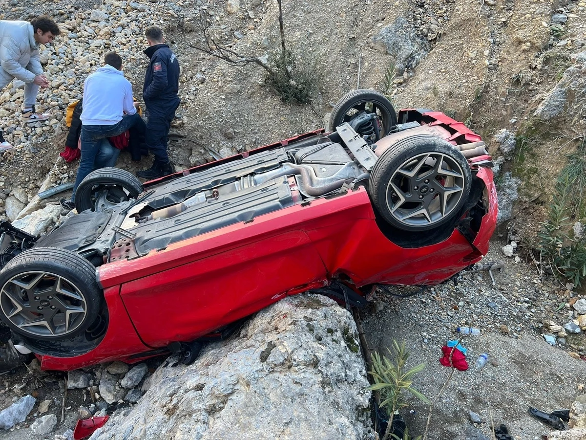 Alanya'da şarampole devrilen otomobilin sürücüsü yaralandı