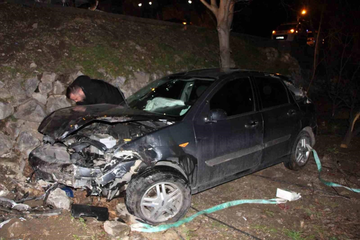 Amasya'da Kontrolden Çıkan Otomobil Yolun Altındaki Bahçeye Düştü