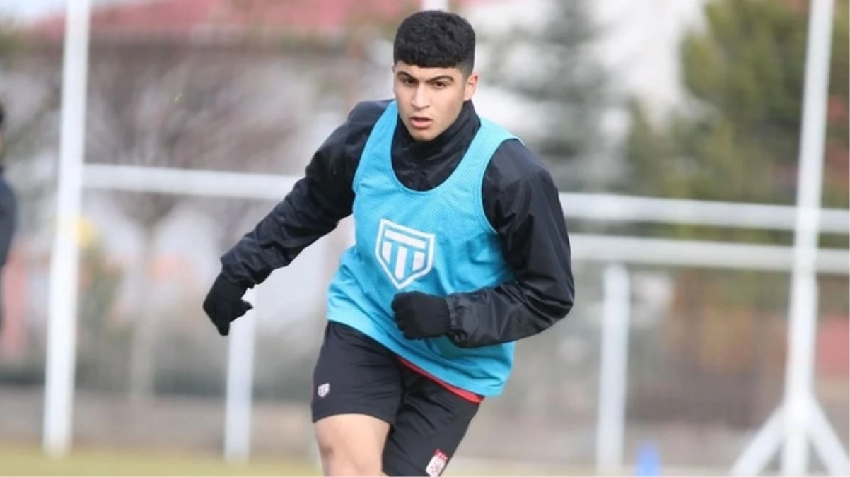 Anlaşma tamam! Sivasspor'un 17'lik yıldızı Yunus Emre Konak, Premier Lig yolcusu