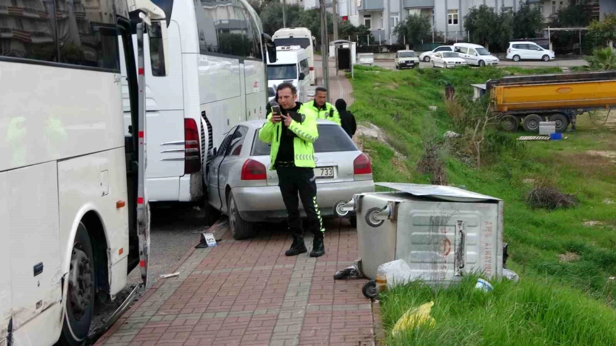 Antalya'da otomobil çöp konteynerine çarptı, canını kurtardı