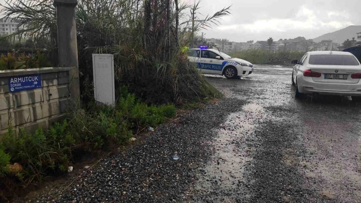 Antalya'da otomobil ile motosiklet çarpıştı: 1 yaralı