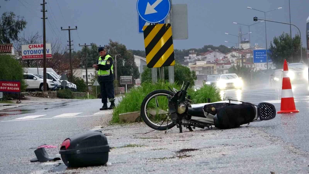 Antalya'da Otomobil ile Motosiklet Kaza Yaptı, Sürücü Ağır Yaralandı