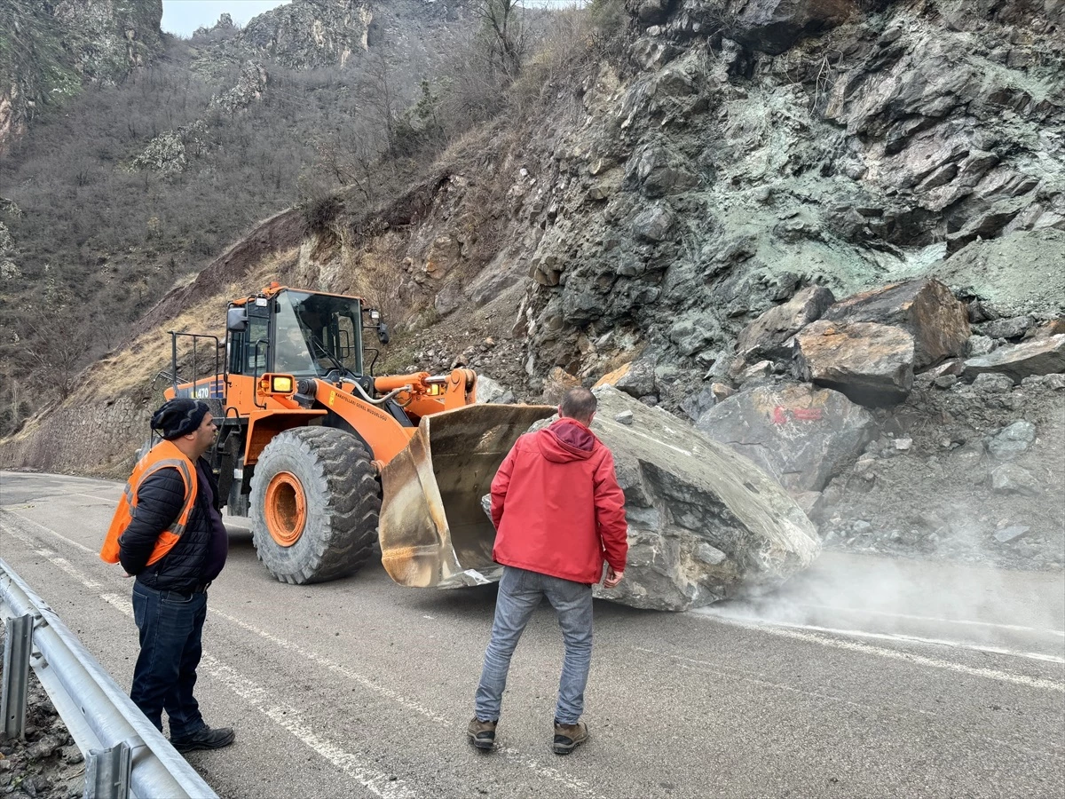 Artvin'de heyelanda otomobil uçuruma yuvarlandı, sürücü yaralandı