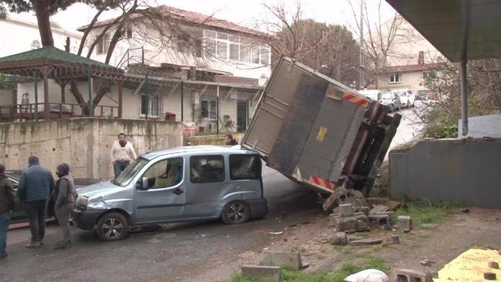 Ataşehir'de panik anları: Freni patlayan kamyon, park halindeki aracın üstüne devrildi