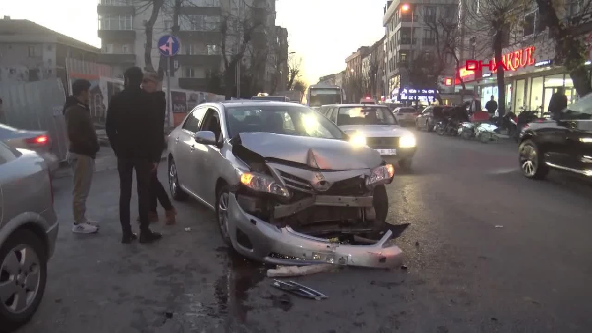 Avcılar'da Ters Yönden Gelen Otomobil Minibüse Çarptı: 3 Yaralı