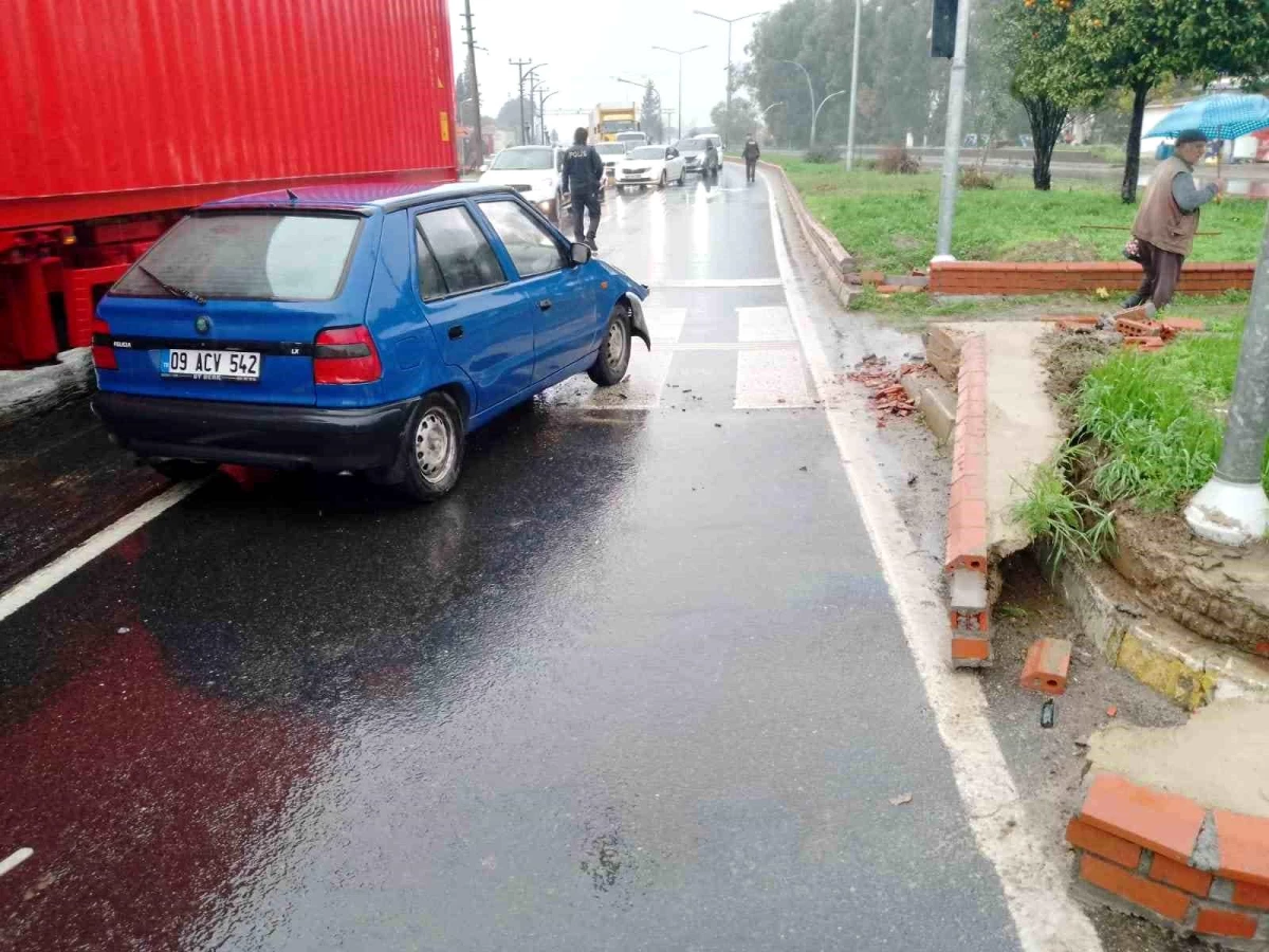 Aydın'da otomobil refüje çarptı: 3 yaralı