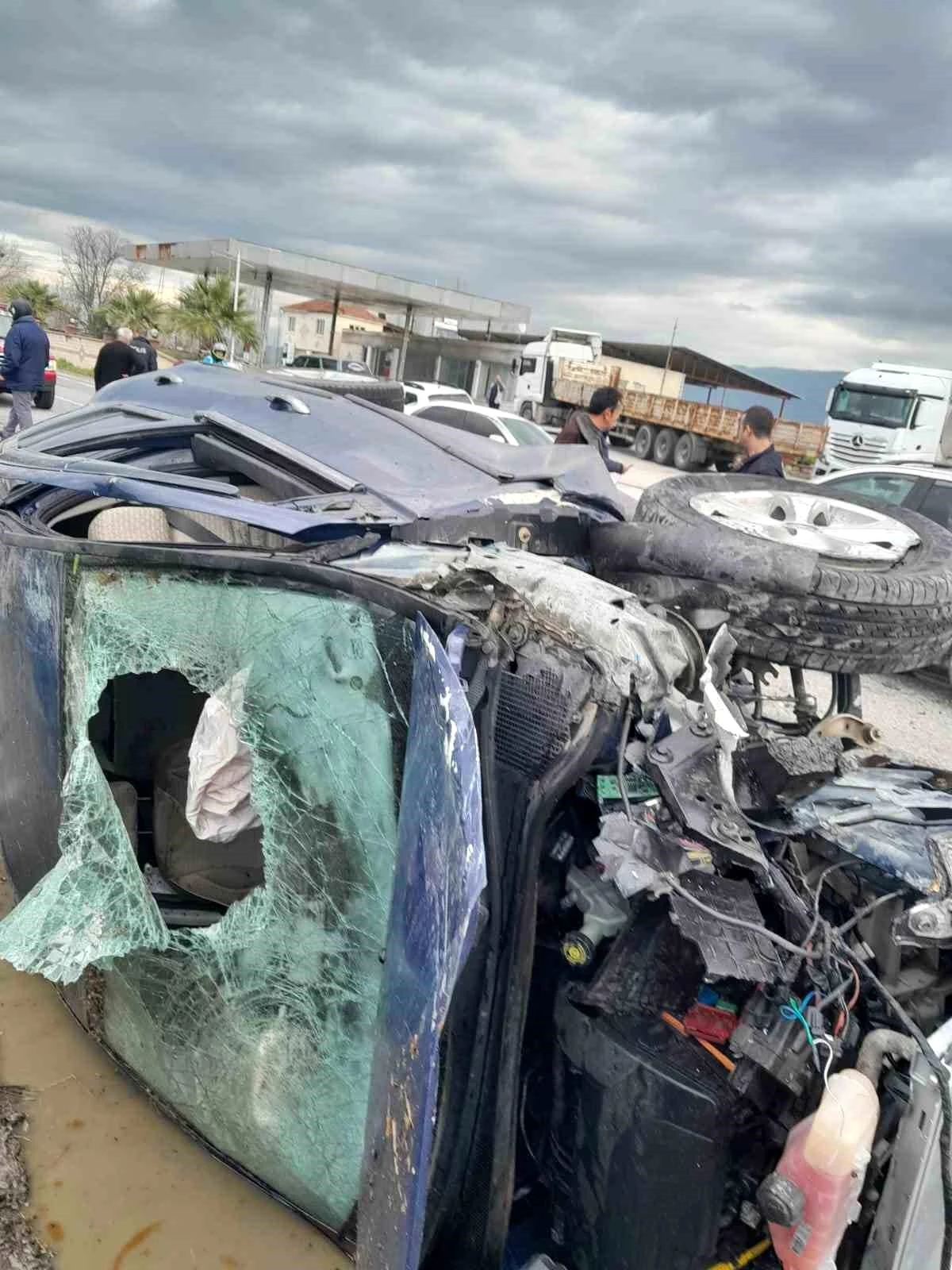 Aydın'ın Bozdoğan ilçesinde kafa kafaya çarpışan otomobillerde 4 kişi yaralandı