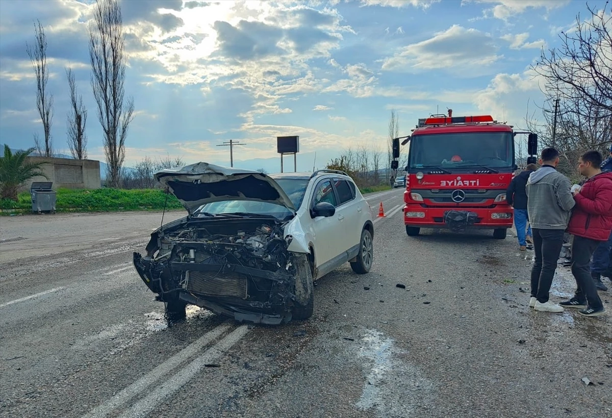 Aydın'ın Bozdoğan ilçesinde otomobil çarpışması: 4 yaralı