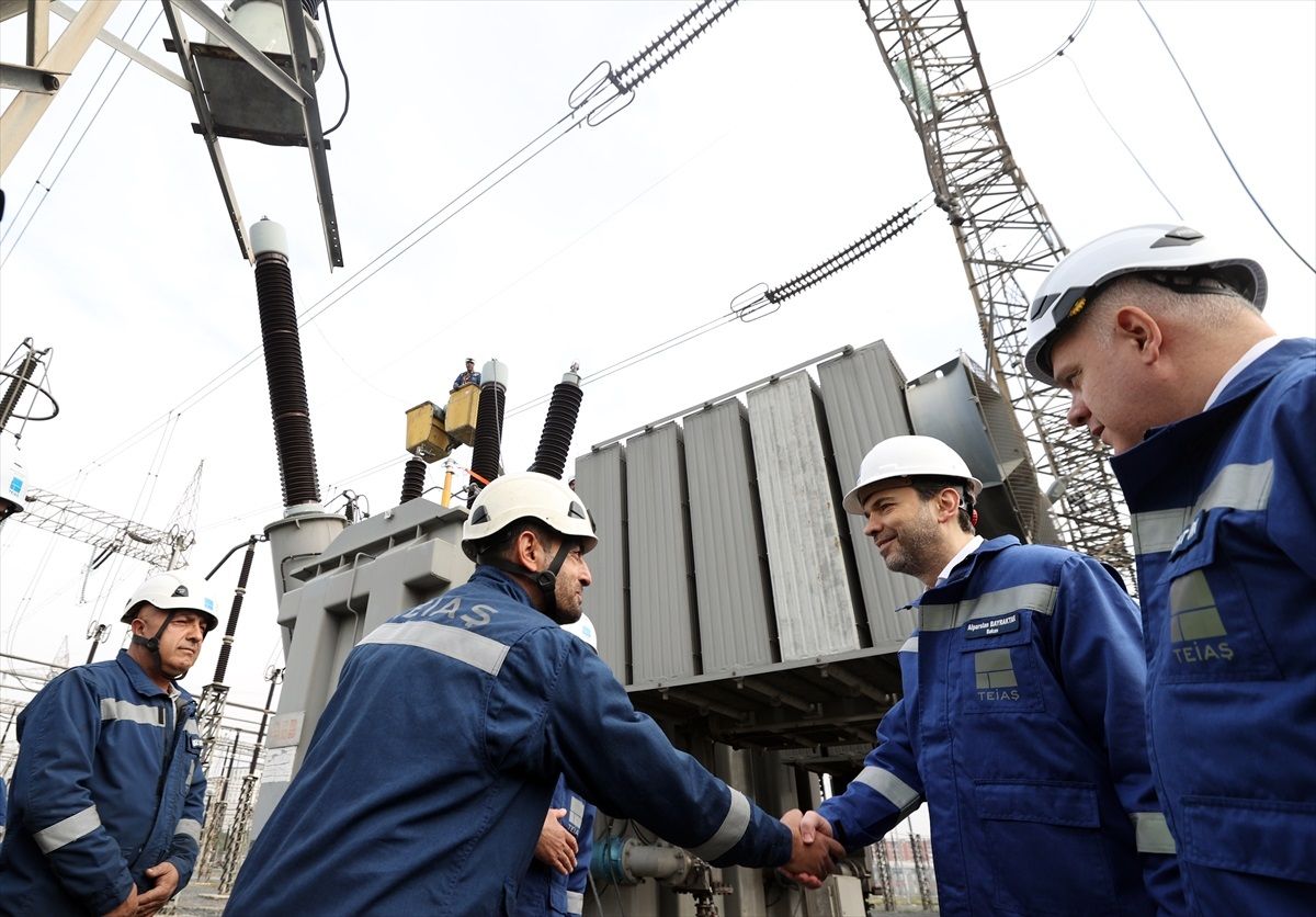 Bakan Bayraktar: Türkiye'de Elektrik Şebekesinin Yönetimi İçin 21 Bin Çalışan Sahada