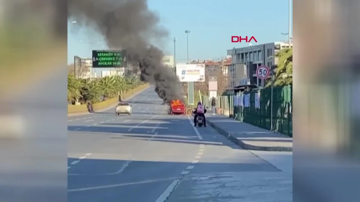 Bakırköy'de Park Halindeki Otomobil Yanarak Kullanılamaz Hale Geldi