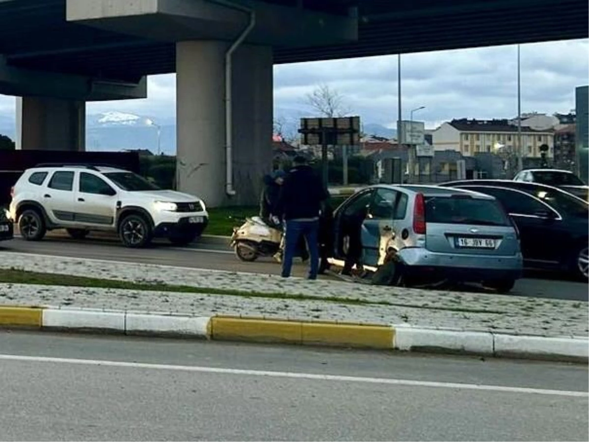 Bandırma'da Otomobil Çarpışması: 2 Kişi Yaralandı